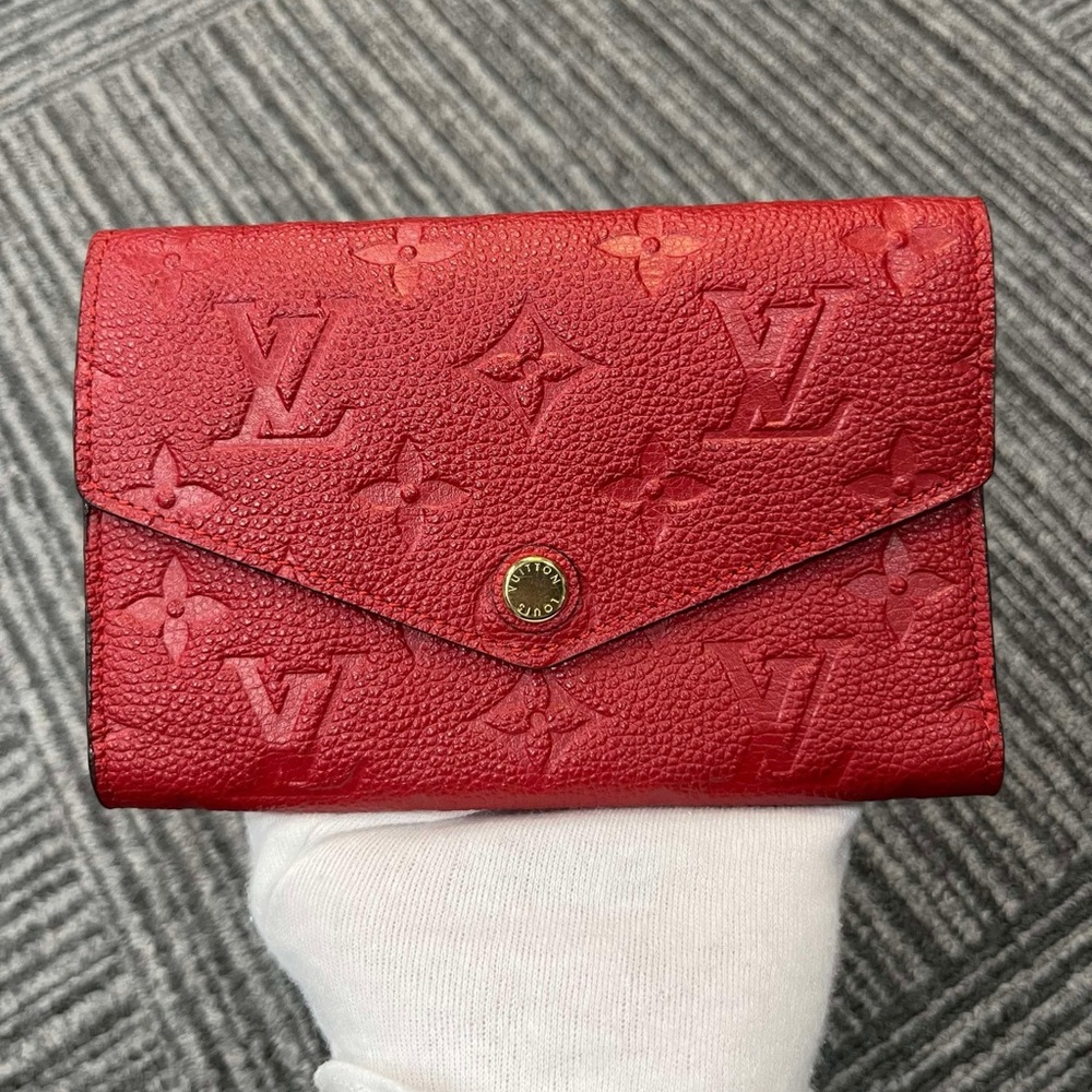 Louis Vuitton Red Monogram Wallet
Empriente
Pre loved in great condition.